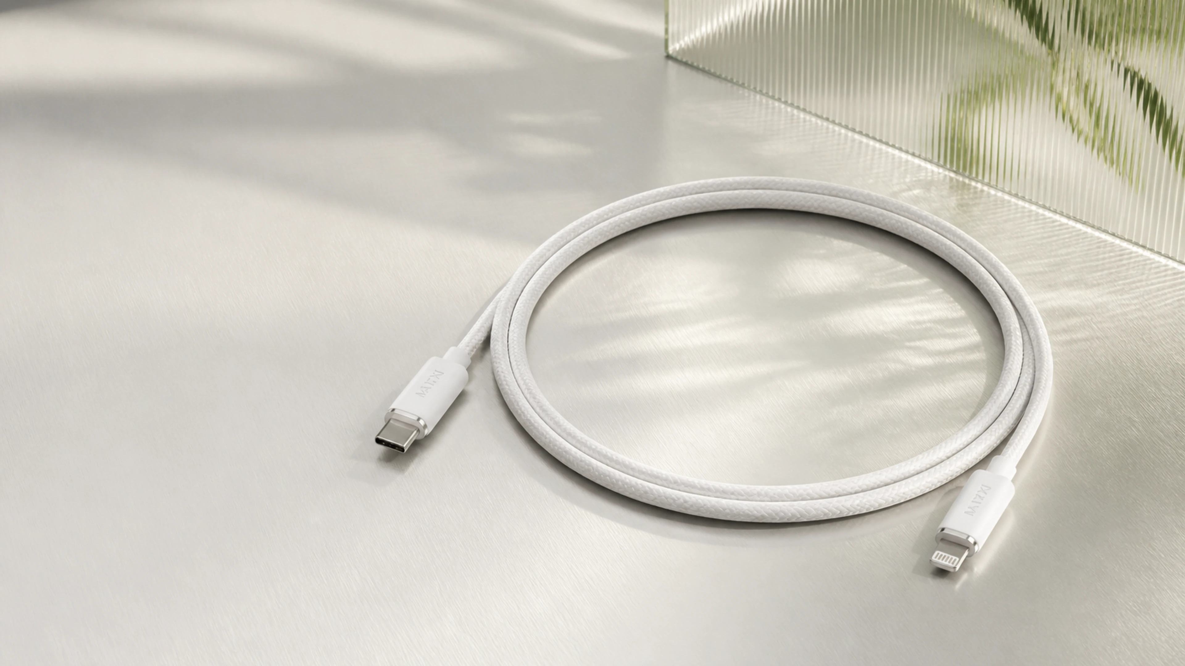 霜月白 C3 USB-C 转 Lightning 数据线在暖白银色场景中呈现完整 1.2 米线身
