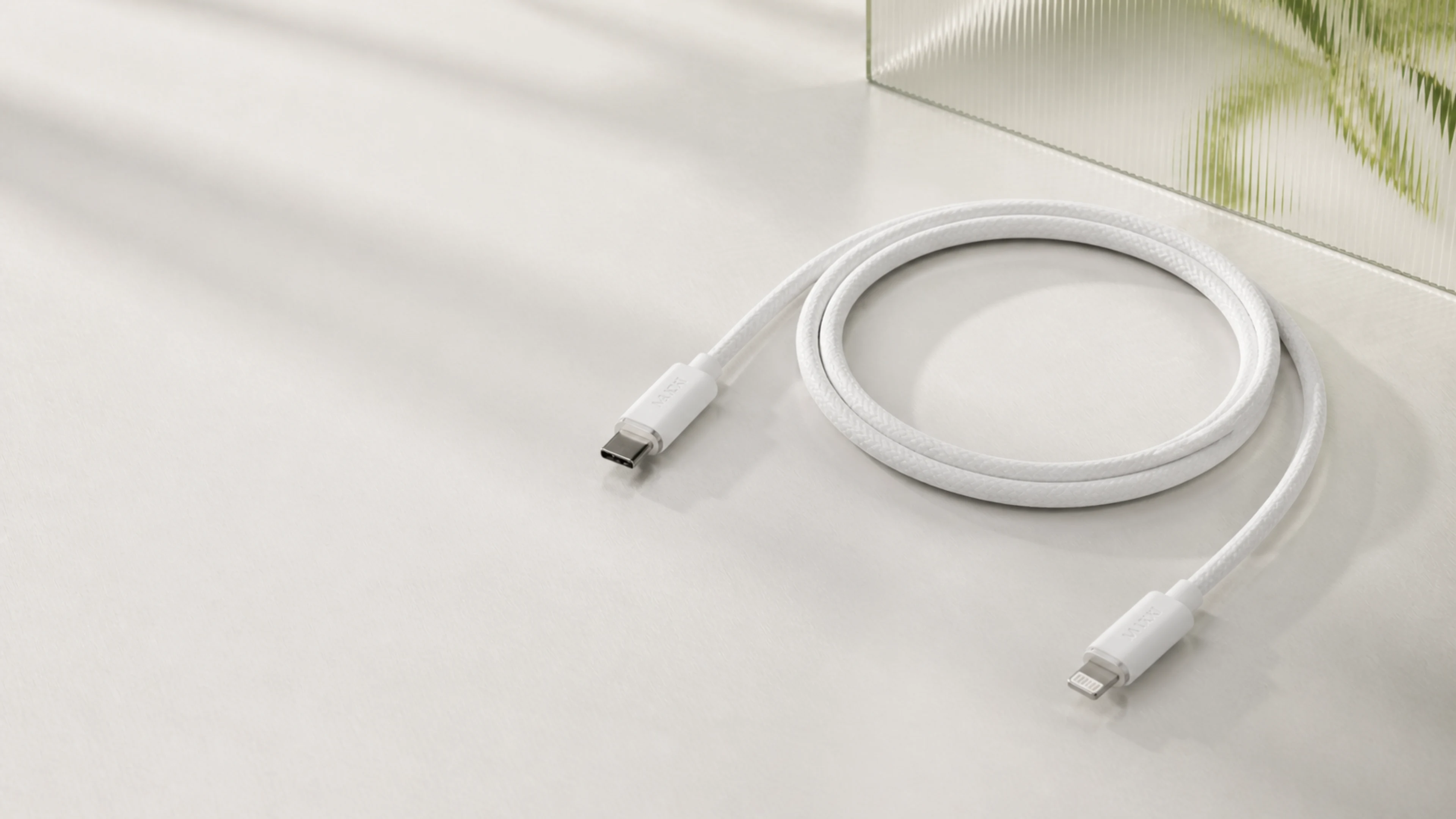 完整 1.2 米霜月白 C3 数据线同时呈现 USB-C 与 Lightning 两端及真实圆编织线身
