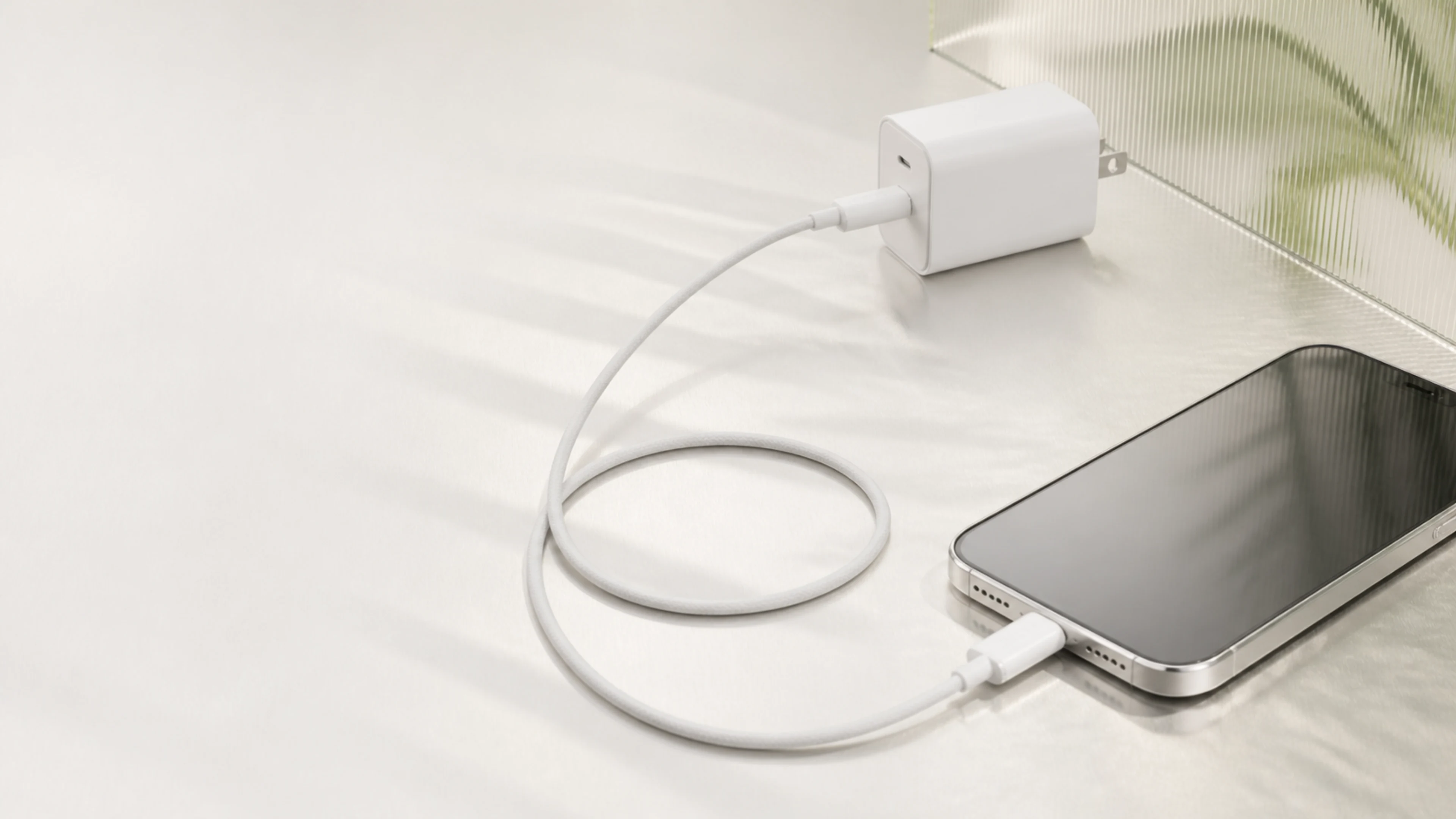 完整 1.2 米霜月白 C3 连接中性 USB-C 电源与 Lightning 手机形成可信充电路径
