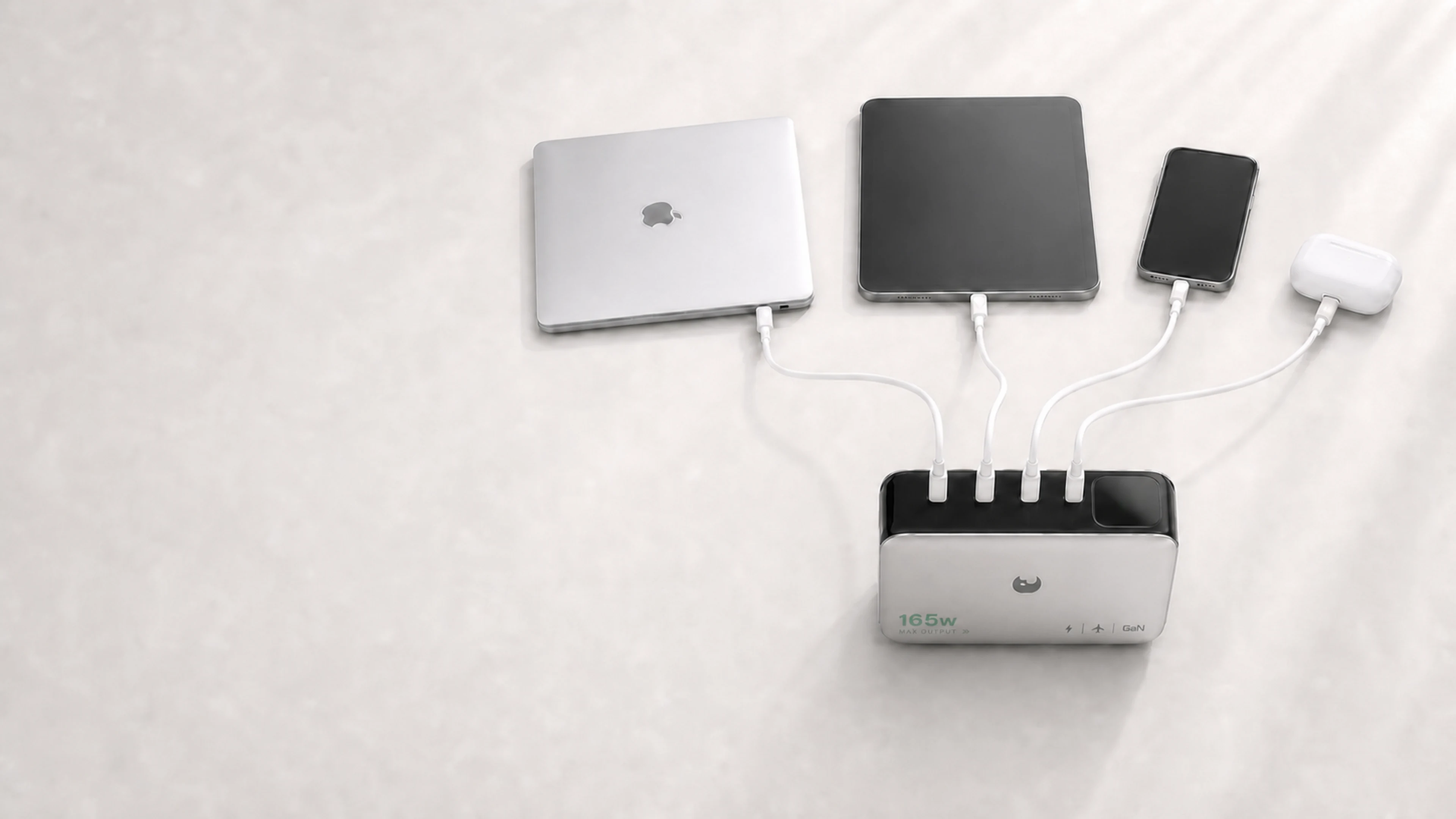 月光银 S3 的四个 USB-C 接口分别连接笔记本电脑、平板、手机与耳机充电盒